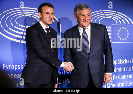 Der französische Präsident Emmanuel Längestrich, Links, hört zu, der Präsident des Europäischen Parlaments Antonio Tajani im Europäischen Parlament in Straßburg, Frankreich. Längestrich wird erwartet, seine Vision für die Zukunft Europas für tiefgreifende Reformen der 19 Nation der Eurozone und für ein Laufwerk für die Meinungen der europäischen Bürger über die Zukunft der Europäischen Union versuchen, zu drücken, zu skizzieren. Stockfoto