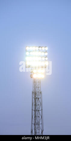 Der Leuchtturm leuchtet während des Abends in einem Fußball-Feld in einem dunklen Himmel Stockfoto