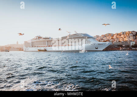 IIstanbul, Türkei - 18 April 2018: Blick auf den Bosporus und Kreuzfahrtschiff Stockfoto