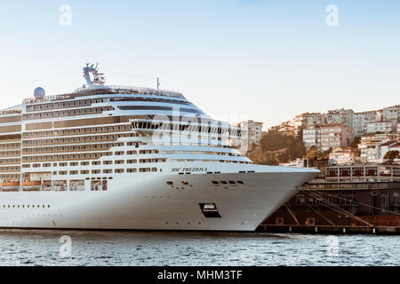 IIstanbul, Türkei - 18 April 2018: Blick auf den Bosporus und Kreuzfahrtschiff Stockfoto