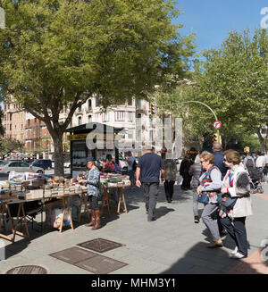 Palma, Mallorca, Balearen, Spanien. 2018. Die Plaça d'Espanya außerhalb der internationalen Bahnhof von Palma, Mallorca. Einen Bücherstand und Kunden. Stockfoto