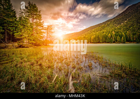 Toblacher See bei Sonnenuntergang, Südtirol Alpen in Italien Stockfoto