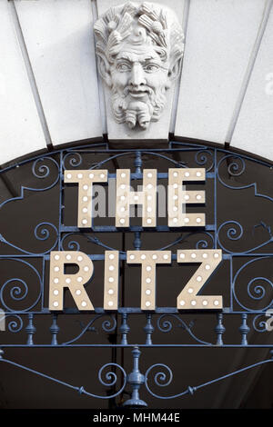 Das Ritz Hotel London Hotel Schild über Gehweg mit Stein graviert mans Kopf in Piccadilly Stockfoto