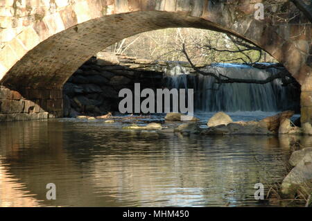 Eine Brücke in Petit Jean State Park ist eine von vielen Strukturen, die das Civilian Conservation Corps gebaut. Stockfoto