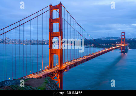 Golden Gate Bridge bei Dämmerung - EINE trübe Winter abend Blick auf die Golden Gate Bridge, Blick vom Hügel in Marin Headlands in Richtung San Francisco. CA, USA Stockfoto