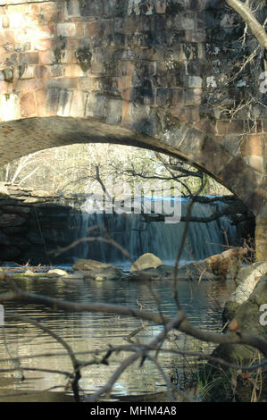 Eine Brücke in Petit Jean State Park ist eine von vielen Strukturen, die das Civilian Conservation Corps gebaut. Stockfoto