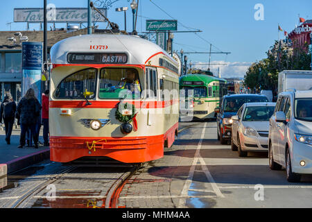 Straßenbahn am Fisherman's Wharf - eine alte Straßenbahn der historischen F Markt & Werften Linie, die auf einer belebten Straße am Fisherman's Wharf. San Francisco. Stockfoto