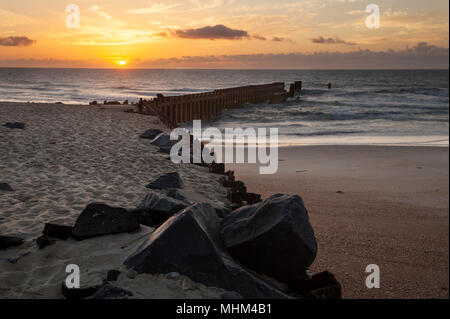 NC-01614-00... NORTH CAROLINA - Sonnenaufgang vom Strand von Cape Hatteras Leuchtturm in Buxton auf die Outer Banks, Cape Hatteras National Seashore. Stockfoto