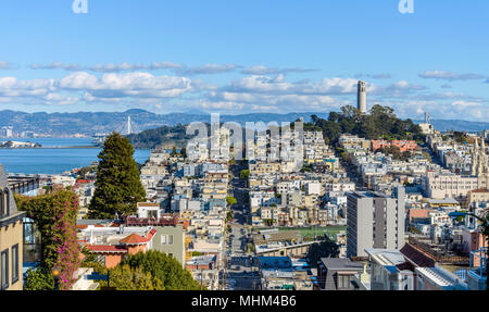 Telegraph Hill - ein Panorama der Nachbarschaften der Telegraph Hill, Coit Tower und der Bay Area, Blick von oben auf Russian Hill, San Francisco, CA, USA Stockfoto