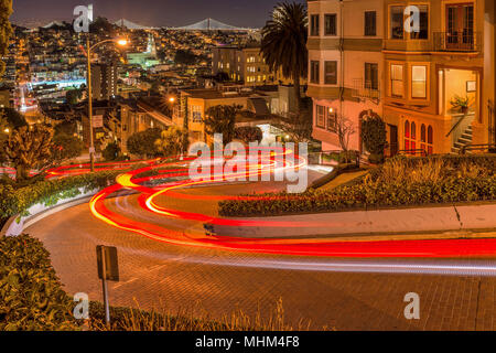 Lombard Street bei Nacht - eine Nacht auf der Lombard Street, der steilsten und Crookedest Street, in Russian Hill Viertel von San Francisco, CA, USA. Stockfoto