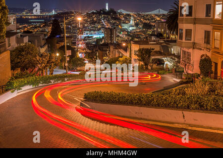 Krummste Straße bei Nacht - Nacht Panoramablick auf der Lombard Street, der steilsten und Crookedest Street und City Nachbarschaften, San Francisco, CA. Stockfoto