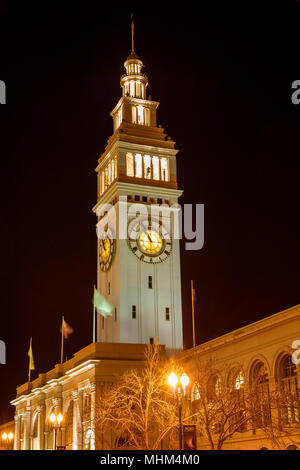 Ferry Building - eine Nacht Blick auf den Uhrturm der San Francisco Ferry Building. CA, USA. Stockfoto