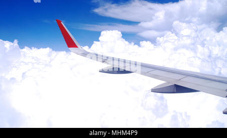 KUALA LUMPUR, Malaysia - APR 4 2015: Blick auf die Wolken und Flugzeugflügel aus einem Flugzeug, Fensterplatz Stockfoto