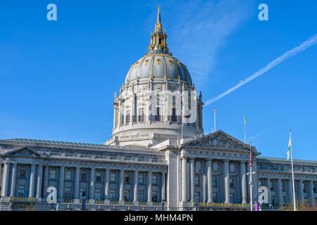 San Francisco City Hall - Vorderansicht des San Francisco Rathaus Gebäude und seiner goldenen Kuppel. San Francisco, Kalifornien, USA. Stockfoto