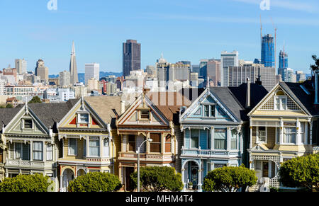 San Francisco's Painted Ladies - ein sonniger Wintertag Blick auf die Painted Ladies - eine Reihe von gut erhaltenen und bunten Viktorianischen Häusern, Kalifornien, USA Stockfoto