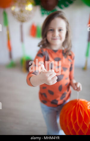 Mädchen liegt zeigt Klasse. Urlaub Dekoration. Close-up Stockfoto
