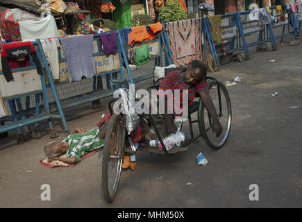 Fahrrad Rikscha Fahrer in Kolkata, Indien schlafen auf seinem Fahrrad Stockfoto