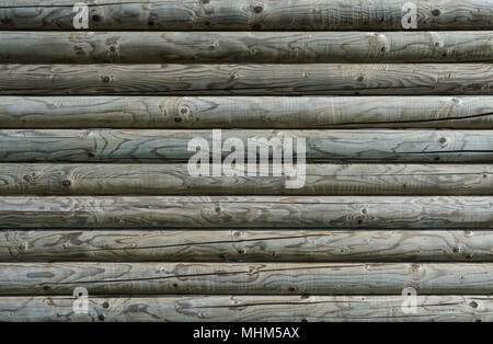 Schöne Textur aus roundwoods. Knoten und Holz Maserung. Gestreiften Hintergrund. Zaun oder Mauer aus Holz- Hölzern. Autobahn schützende Barriere. Stockfoto
