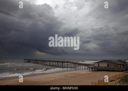 NC-01752-00... NORTH CAROLINA - stürmischer Tag bei Nags Head Pier auf die Outer Banks. Stockfoto
