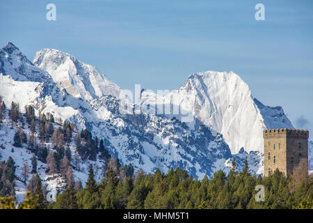 Der Belvedere-Turm rahmt die schneebedeckten Gipfel und Höhepunkt Badile an einem Frühlingstag Maloja Pass Kanton Graubünden Schweiz Europa Stockfoto