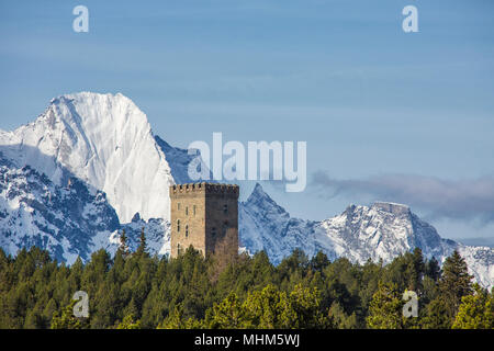 Der Belvedere-Turm rahmt die schneebedeckten Gipfel und Höhepunkt Badile an einem Frühlingstag Maloja Pass Kanton Graubünden Schweiz Europa Stockfoto