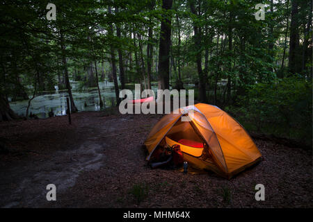 NC-01811-00... NORTH CAROLINA - Campingplatz am Ufer der Kaufleute, Kaufleute Mühlteich Mühlteich State Park. Stockfoto