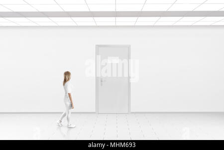 Die Frau stand in der Nähe der leeren Namen Platte design Mockup hängen an der Tür. Türschild mock up Vorlage bei der Einreise in den Schrank. Büro Halle Innenraum mit Typenschild o Stockfoto