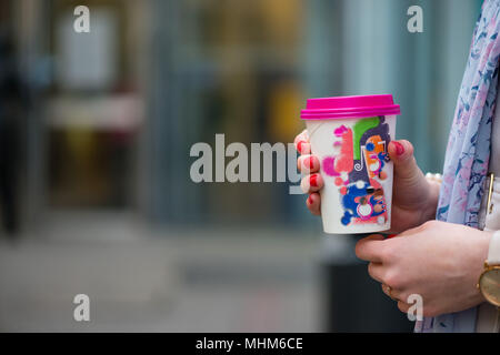 Frauen Hände halten eine heiße Tasse Tee. Stockfoto