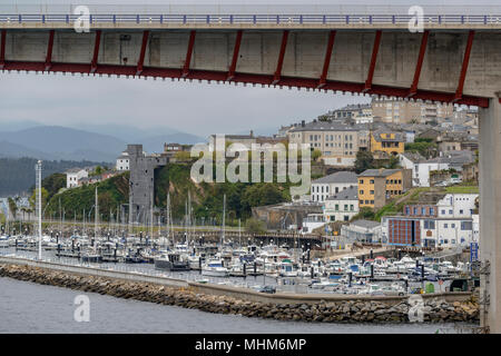 Der Hafen von Ribadeo an der Mündung des Eo, Brücke, die verbindet die Regionen von Galicien und Asturien, im Norden Spaniens, Europa Stockfoto