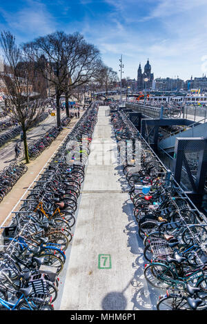 Hunderte von Fahrrädern im Fahrrad Parks, stationsplein, Amsterdam, Niederlande, Europa geparkt. Stockfoto