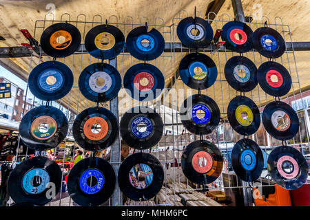 7" Schallplatten auf Anzeige auf einen Marktstand, Amsterdam, Niederlande, Europa. Stockfoto