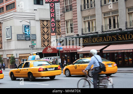 Yellow Cabs Fahrt durch 7. Avenue an einem durchschnittlichen Tag in New York City. Stockfoto