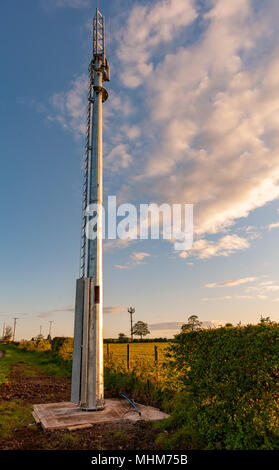 High speed ländlichen breiten Band teilweise abgeschlossen Mast, auf Charlton Hill, Shropshire zum 2. Mai 2018 installiert im Namen von Airband - Shropshire anschließen Stockfoto