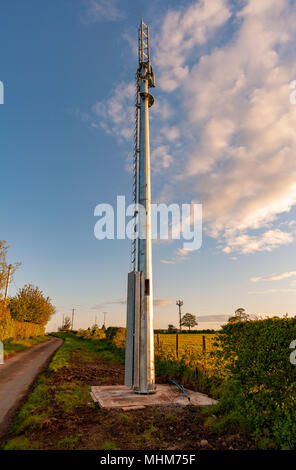 High speed ländlichen breiten Band teilweise abgeschlossen Mast, auf Charlton Hill, Shropshire zum 2. Mai 2018 installiert im Namen von Airband - Shropshire anschließen Stockfoto