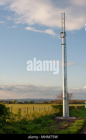 High speed ländlichen breiten Band teilweise abgeschlossen Mast, auf Charlton Hill, Shropshire zum 2. Mai 2018 installiert im Namen von Airband - Shropshire anschließen Stockfoto