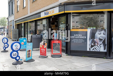 Nisa lokale Nisalocal store mit Plakaten außerhalb Hornsey Straße Holloway Londoner Stadtteil Islington England Großbritannien UK Stockfoto
