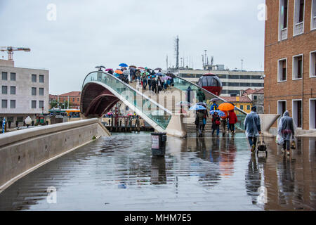 Menschen überqueren Sie die Ponte della Constituzione im Regen, Venedig, Italien Stockfoto