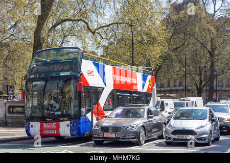 Verkehr an der Ampel warten, Buckingham Palace Road, Victoria, Westminster, London, England, Vereinigtes Königreich Stockfoto
