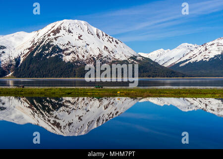 Alaska Coastal Highway zwischen Anchorage und Seward, Alaska, mit Blick auf den schönen blauen Gewässern des Turnagain Arm. Stockfoto