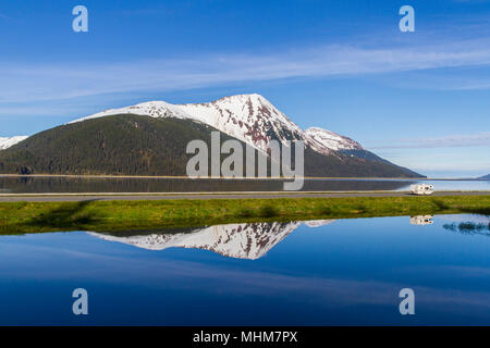 Alaska Coastal Highway zwischen Anchorage und Seward, Alaska, mit Blick auf den schönen blauen Gewässern des Turnagain Arm. Stockfoto