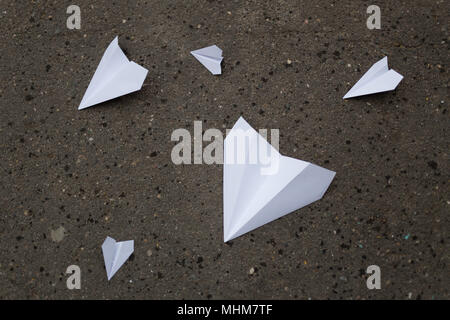 Moskau, Russland - 22 April, 2018: Papier Flugzeuge auf dem Asphalt liegen. Aktion für Luftfahrzeuge, die zur Unterstützung des Telegramms Anwendung starten. Eine beliebte messenge Stockfoto