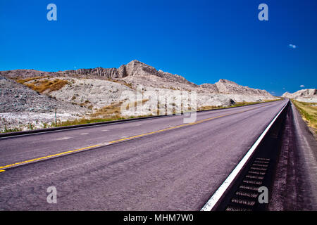 Straße durch die Buffalo Gap National Grasslands in den Badlands von South Dakota. Stockfoto