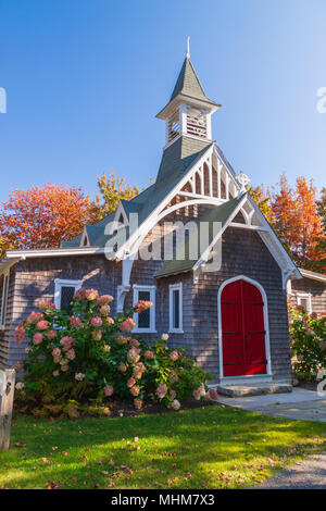 Herbstfarbe an Landkirche oder Kapelle auf Bailey Insel, in der Nähe von Makrelen Bucht, auf der atlantischen Küste von Maine. Stockfoto