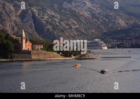 Fähre mit Kirche und Kreuzfahrtschiff im Hintergrund Stockfoto