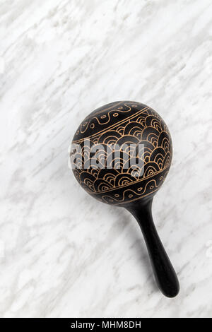 Maracas, traditionellen Percussion Instrument auf Marmor Hintergrund. Stockfoto