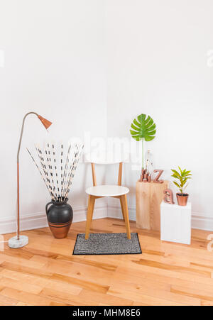 Neue, moderne Zimmer mit stilvoller Einrichtung und grünen Pflanzen. Stockfoto