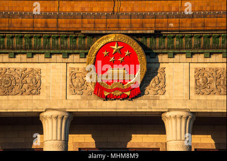 Emblem von China auf die Große Halle des Volkes auf dem Platz des Himmlischen Friedens Stockfoto