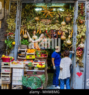 Shopping am Gemüsemarkt auf Spaccanapoli im historischen Zentrum von Neapel, Italien Stockfoto