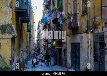 Schmal und düsteren Straßen von Neapel, Kampanien, Italien in der Nähe von Spaccanapoli Stockfoto