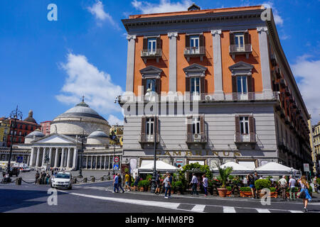 Cafe Grambinus und Basilika Reale Pontificia San Francesco Da Paola in Neapel, Kampanien, Italien Stockfoto